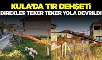 Kula’da tır kablolara takıldı: Direkler yola devrildi