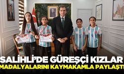 Salihlili güreşçi kızlar madalyalarını kaymakamla paylaştı
