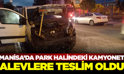 Manisa'da Park Halindeki Kamyonet Yandı