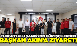 Turgutlu'nun gururu şampiyon güreşçiler Başkan Akın'ı ziyaret etti