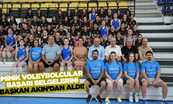 Turgutlulu voleybolcular başarı belgelerini Başkan Akın'dan aldı