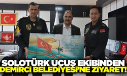 SOLOTÜRK uçuş ekibi, Başkan Kara'yı makamında ziyaret etti