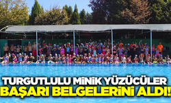 Turgutlu'da yüzme öğrenen minikler başarı belgelerini aldı
