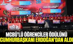 MCBÜ öğrencilerine ödülü Cumhurbaşkanı Erdoğan verdi