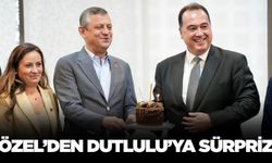 Özgür Özel'den, Başkan Dutlulu'ya sürpriz kutlama