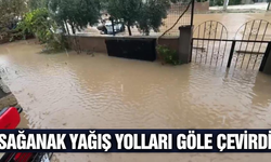 İzmir'de sağanak yağış hayatı olumsuz etkiledi