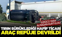 Manisa'da Tırın Önünde Sürüklenen Hafif Ticari Araç Refüje Devrildi