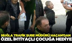 Müdür Haçan'dan özel ihtiyaçlı çocuğa hediye