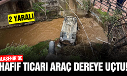 Alaşehir'de kontrolden çıkan hafif ticari araç dereye uçtu: 2 yaralı