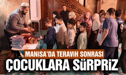 Manisa’da teravih sonrası çocuklara anlamlı sürpriz