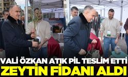 Vali Özkan atık pil toplama standını ziyaret etti!