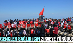 Manisa'da "Marifetli Gençlik" Spil Dağı’nın zirvesine yürüdü