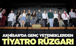 Manisa'da tiyatroseverler “Bir Bavul Skeç” adlı oyunda buluştu