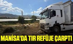 Alaşehir'de korkutan kaza: Tır refüje çarptı