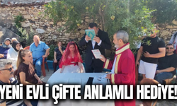 Kula’da Müftü Nerkiz’den yeni evli çifte anlamlı hediye