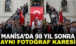 Manisa'da 98 yıllık Cumhuriyet fotoğrafı aynı karede yeniden hayat buldu