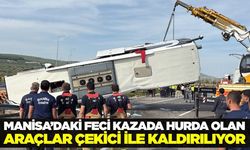 Manisa'daki Feci Kazada Hurdaya Dönen Araçlar Çekicilerle Kaldırılıyor