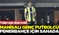 Manisalı genç futbolcu Fenerbahçe forması ile sahada