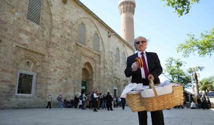 Takım elbiseli seyyar simitçi herkesin dikkatini çekiyor