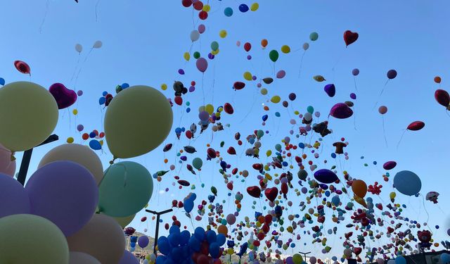 İzmir’de binlerce balon gökyüzüne salındı