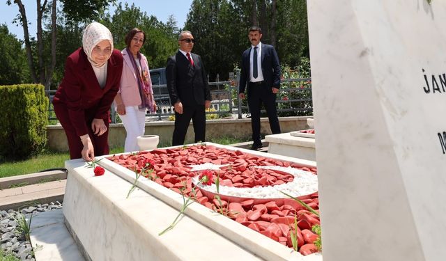 Vali Yiğitbaşı ve protokolden şehitlikleri bayram ziyareti