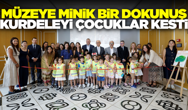 Müze açılışında çocuk eli, kurdeleyi minikler kesti