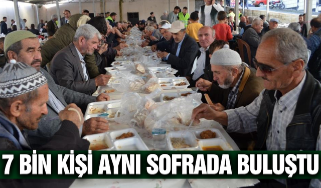 Manisa'da geleneksel hayır yemeği büyük ilgi gördü