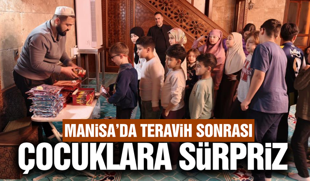 Manisa’da teravih sonrası çocuklara anlamlı sürpriz