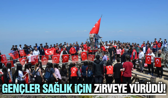 Manisa'da "Marifetli Gençlik" Spil Dağı’nın zirvesine yürüdü
