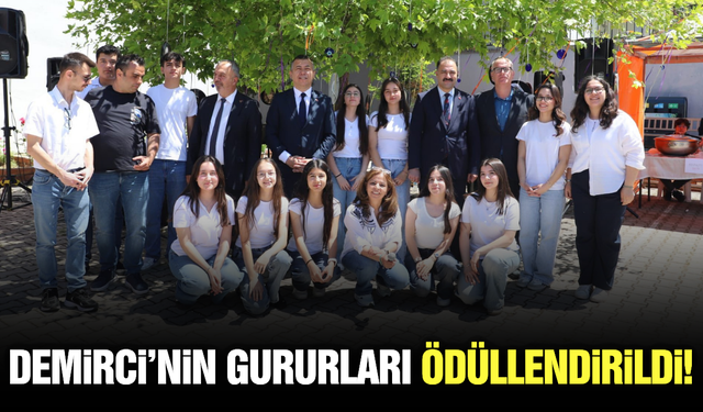 Demirci'de Türkiye üçüncüsü öğrenciler ödüllendirildi