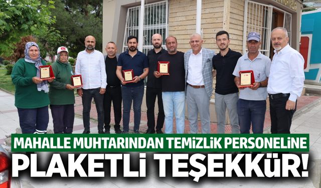 Manisa'da Mahalle Muhtarından temizlik personeline plaket!
