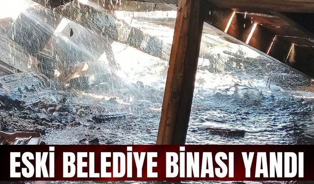 Denizli'de eski belediye binası yandı!