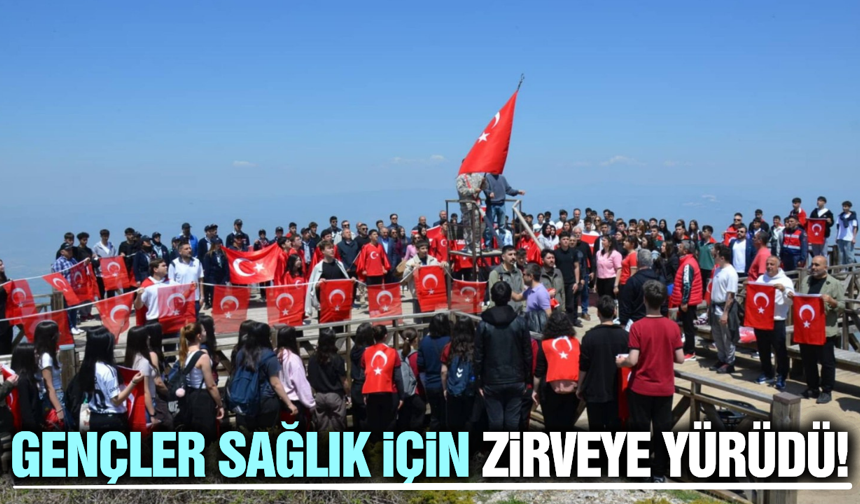 Manisa'da "Marifetli Gençlik" Spil Dağı’nın zirvesine yürüdü