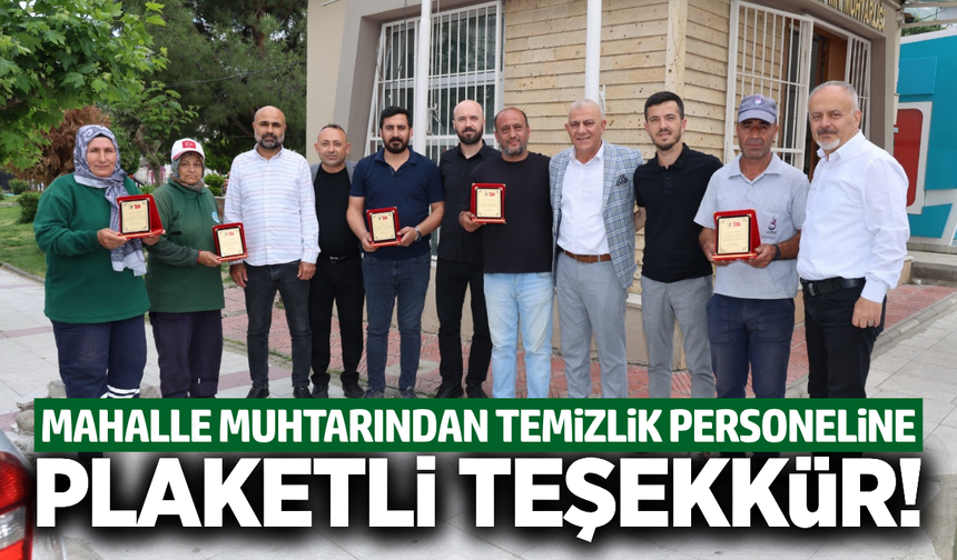 Manisa'da Mahalle Muhtarından temizlik personeline plaket!