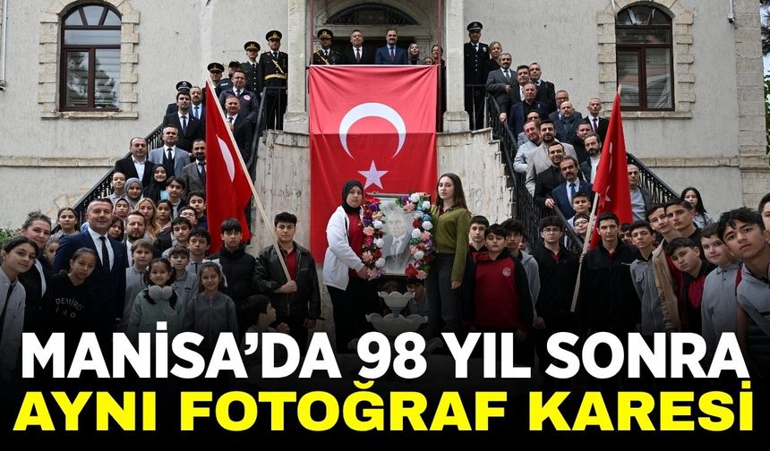 Manisa'da 98 yıllık Cumhuriyet fotoğrafı aynı karede yeniden hayat buldu