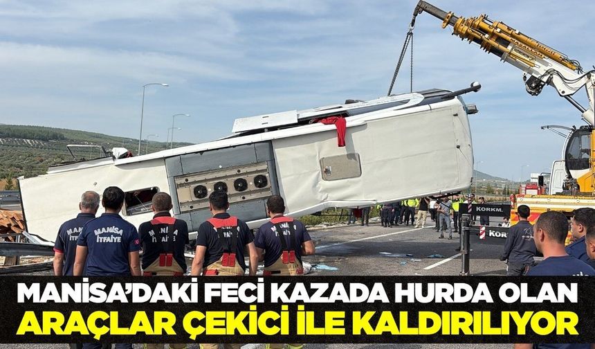 Manisa'daki Feci Kazada Hurdaya Dönen Araçlar Çekicilerle Kaldırılıyor