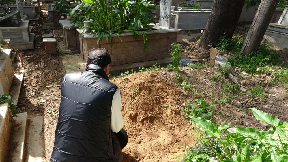 Geçtiğimiz günlerde Türbeli Mezarlığı'nda bulunan annesine ait kabri ziyarete giden bir vatandaş, mezarın üzerine kağıttan rüzgar gülü konuğunu ve toprağın eşelenerek bir bölümünün karton ile çevrildiğini gördü.