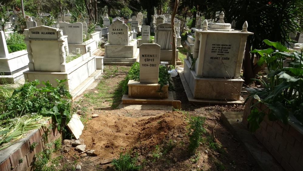 Annesinin mezarına kedi gömmüşler
Annesinin mezarı üzerinde kartonlar ile çevrili alanı kazmaya başlayan vatandaş, bir süre sonra çıkan tahtayı kaldırdığında poşet içerisinde gömülü bir canlı olduğunu fark etti.