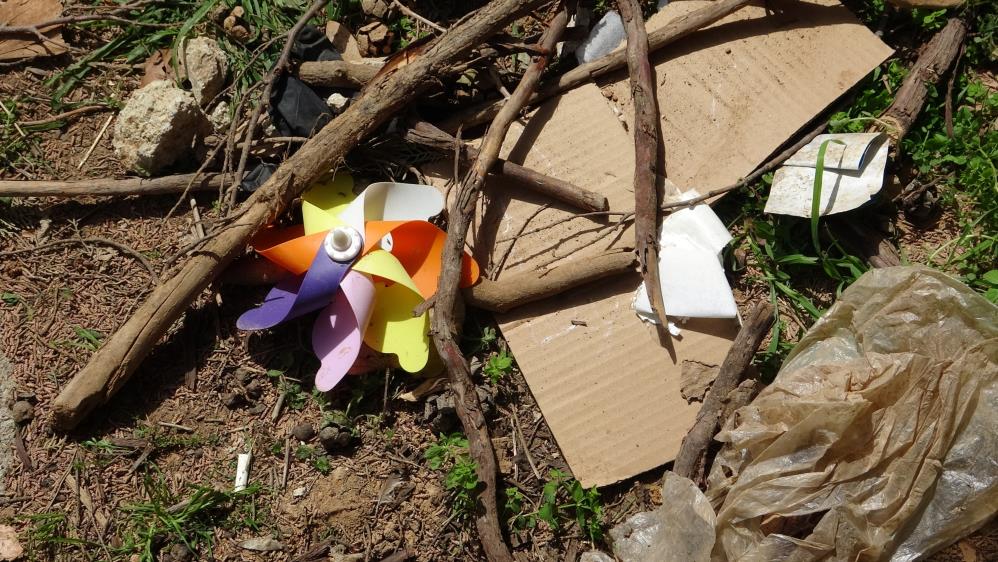 Durumdan şüphelenen vatandaş, mezarı ziyarete gelen çocukların yapmış olabileceğini düşünerek ilk önce yakınlarına durumu anlattı. Ancak yakınlarının böyle bir şeyden bilgisi olmadığını söylemesi üzerine bugün sabah saatlerinde tekrar mezarlığa geldi.