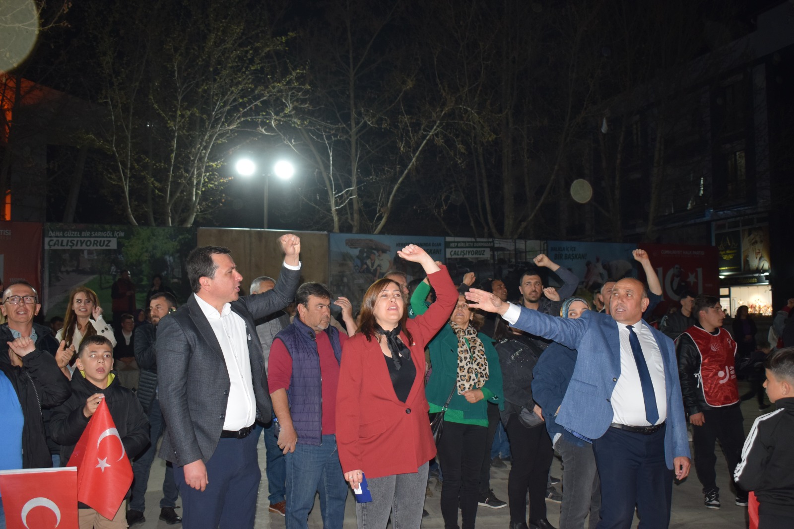 .Ancak, anayasanın işine gelen maddelerini gören, işine gelmeyen maddelerini görmeyen, işine geldiği gibi davranan bazı kamu görevlileri var. Bunları da uyarıyoruz.
 Elbet bir gün bu devran dönecek. Anayasayı ihmal etmeyin. Gençlerimizle uğraşmayın, onlara gaz sıkmayın, onlara eziyet etmeyin. Bugünden itibaren barışçıl eylemlerimiz devam edecek. Ancak, hepimiz bir olacağız. 
Ayrı ayrı yollardan değil, ayrı ayrı kollardan değil, her seferinde bir arada birlikte mücadele edeceğiz. Artık bu işin sağı solu kalmadı. Herkes eline bayrağını kapacak.
 Sokaksa sokak, meydansa meydan, boykotsa boykot. Ya hep beraber, ya hiçbirimiz. Şimdi mikrofonu, Sarıgöl'ümüzde tıpkı Ekrem Başkanımız gibi Sarıgöllülerin bir kuruşunu kimseye peşkeş çekmeyen, Sarıgöllülerin parasını Sarıgöllüler için kullanan Belediye Başkanımız Sayın Tahsin Akdeniz'e veriyorum. " diyerek sözü Belediye Başkanı Tahsin Akdeniz'e verdi.