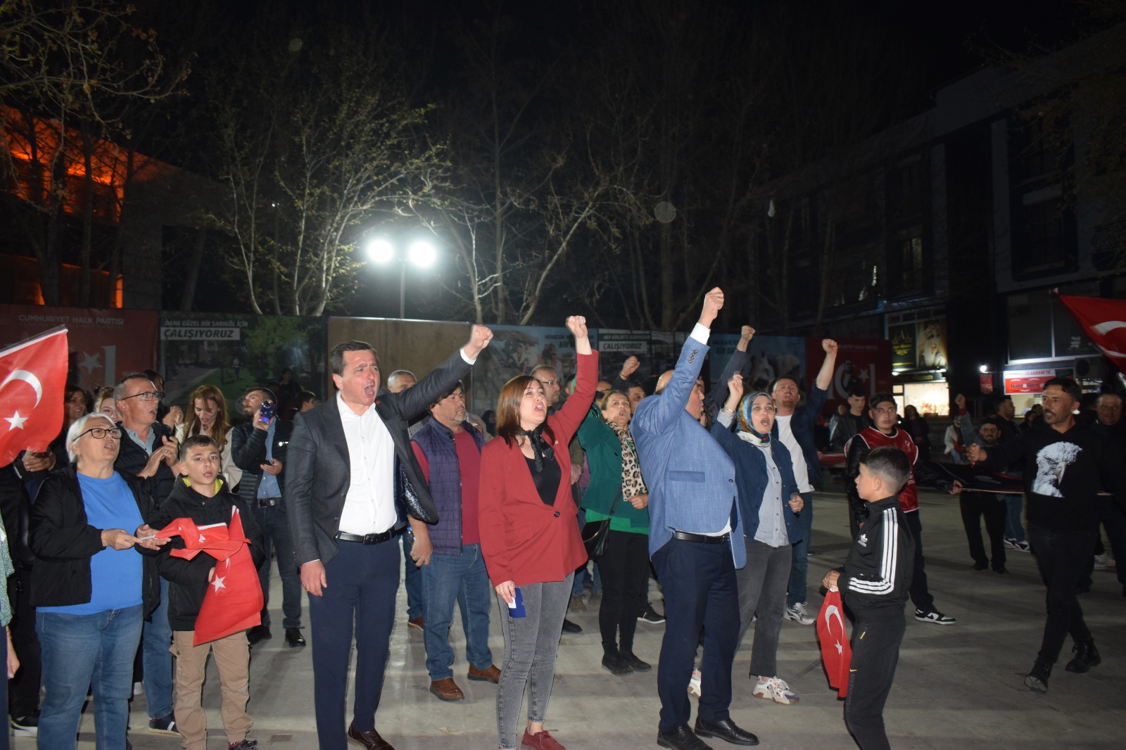 Sarıgöl CHP örgütü tarafından düzenlenen demokrasi yürüyüşüne CHP Sarıgöl İlçe Başkanı, Sarıgöl Belediye Başkanı, CHP Sarıgöl Kadın Kolları Başkanı ve CHP Sarıgöl Gençlik Kolları Başkanı ve çok sayıda vatandaş katıldı.