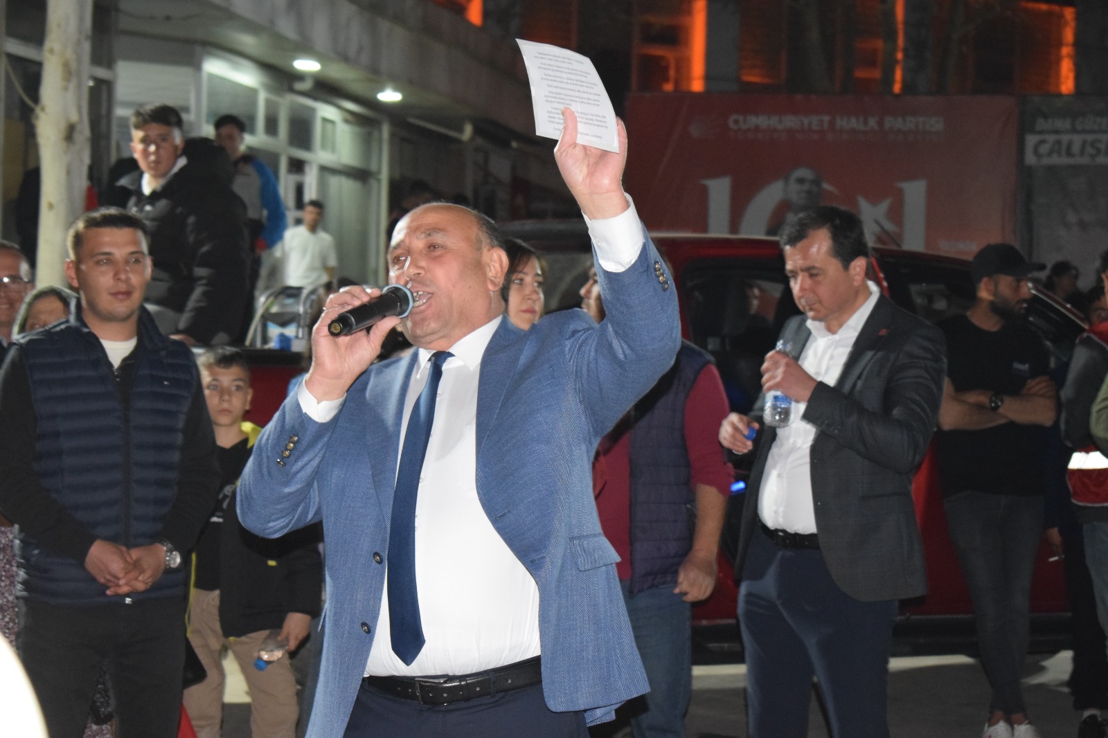 Akdeniz sözlerine parti ayırt etmeksizin herkesi birlik olmayı davet etti ; "Bugün bu yürüyüşte gençlerimize, sevgili halkımıza, kız kardeşlerimize ve ablalarımıza hepinize teşekkür ediyorum. Hepiniz hoş geldiniz, sefalar getirdiniz. Yıl 2017, ev ev kapı dolaştım. Ayşe teyze, Ahmet abi, Mehmet bey, gelin bir kişiye yetki verilmez. Gelin bu hatayı yapmayın. Gelin bu hatadan dönün, dedik. Ama ne hikmetse başarılı olamadık. Ne dediler? 'Gönüllüler adayı kaldırır.' Oy kullandık. İş nereye geldi? İş buraya geldi.