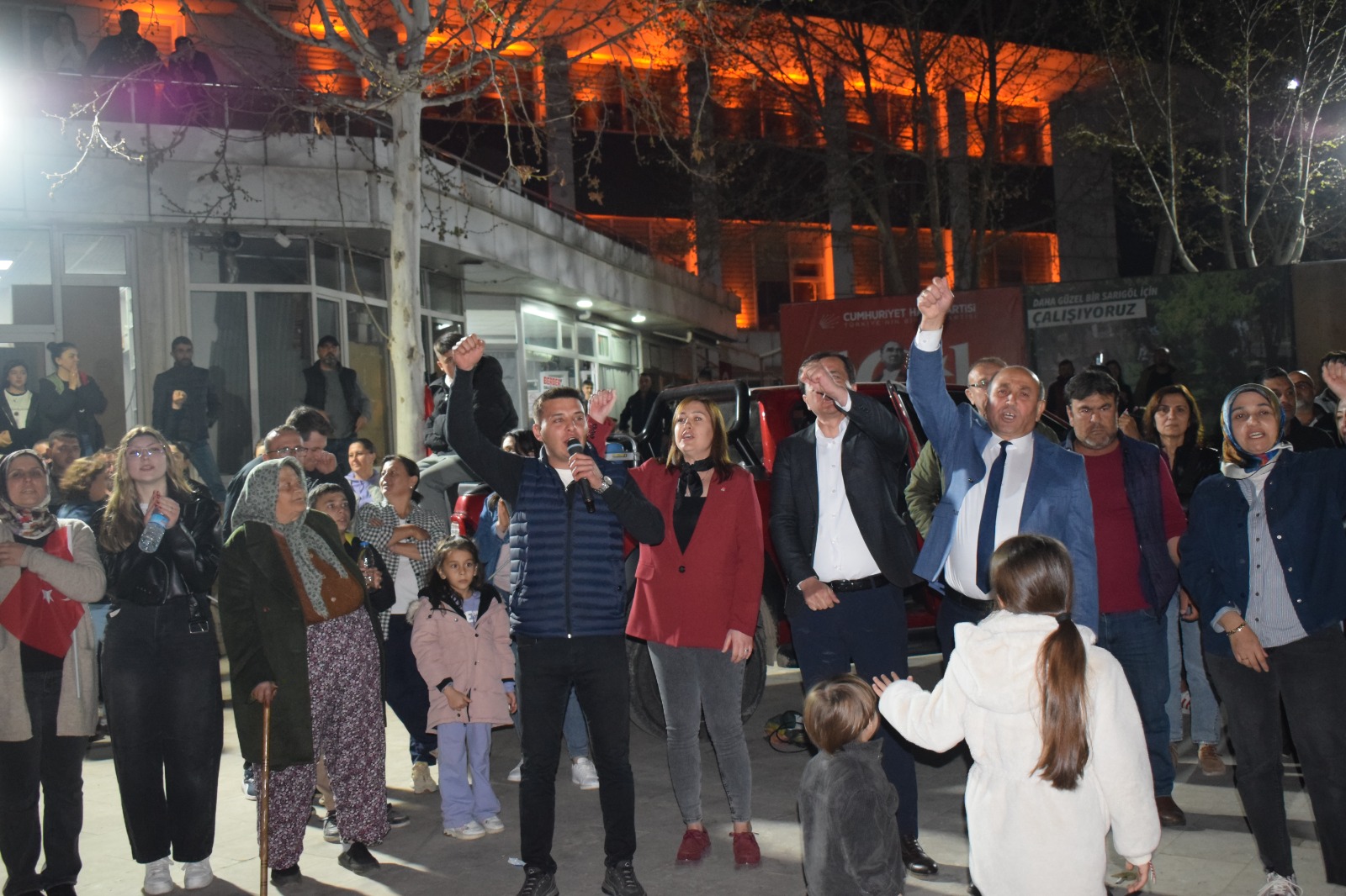 CHP Sarıgöl Gençlik Kolları Başkanı Nadir Öncü de, "Susma, sustukça sıra sana gelecek" sloganıyla halkı birlik olmaya çağırdı.