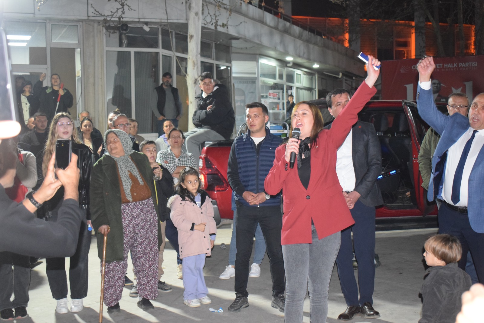 CHP Sarıgöl Kadın Kolları Başkanı Ebru Yıldırım ise, "CHP Sarıgöl Kadın Kolları Başkanı Ebru Yıldırım ise, “Demokrasi yürüyüşümüze katılarak sesimizi daha gür duyuran tüm vatandaşlarımıza teşekkür ederim. Birlikte, daha adil ve güçlü bir gelecek için attığımız bu adımlar, hepimizin ortak mücadelesidir. Katılımınız ve desteğiniz, demokrasimize olan inancımızı pekiştirdi. Hep birlikte daha aydınlık bir yarına!” dedi.