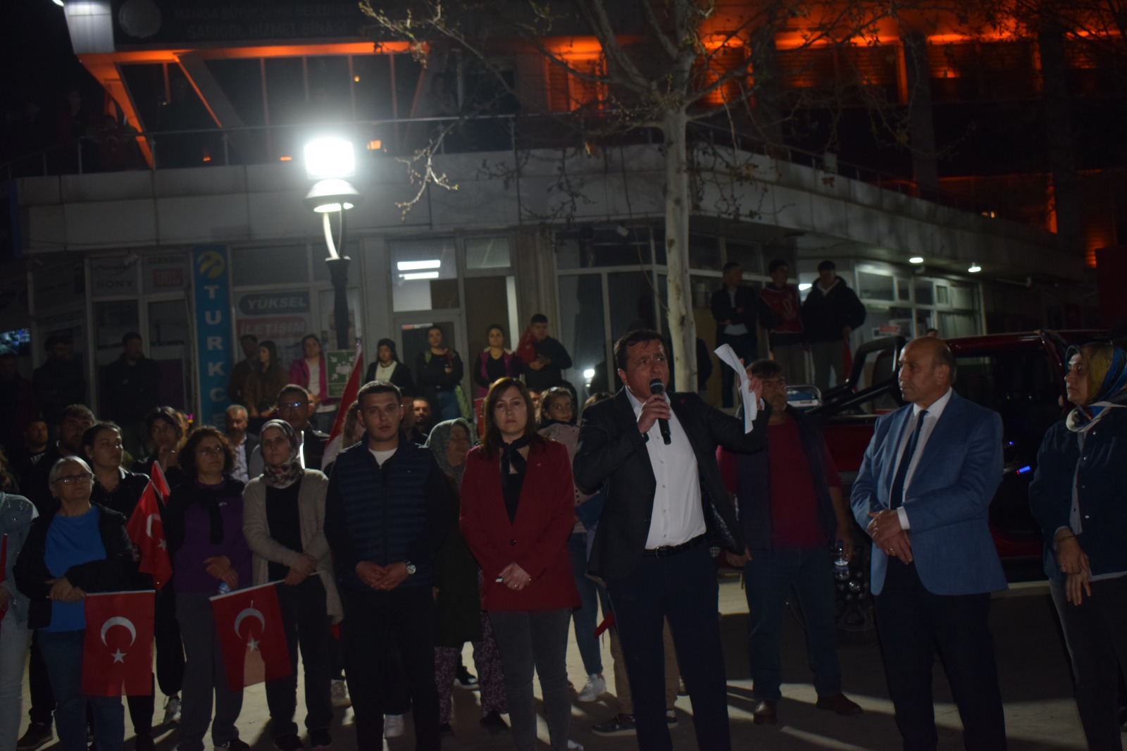 Genel Başkanımız dün açıkladı. Bugünden itibaren bazıları kurnazlık yapıyor. Kendi rekabet ettikleri firmaları zor duruma düşürmek için aslı astarı olmayan listeler paylaşıyor. 
Boykotyap.com bu adresten bizlerin sesini duymayan, bizleri görmeyen tüm medya patronlarının sahip olduğu markaları artık boykot edeceğiz. Bakın, biz kimseye taraf olun demiyoruz.
 Bizi destekleyeceksiniz, bizim Cumhurbaşkanı adayımıza oy vereceksiniz demiyoruz. Sadece umudunu yurt dışında arayan gençlerimiz için, ayın sonunu getiremeyen emeklilerimiz için, çocuğuna harçlık veremeyen anne ve babalarımız için meydanlarda yürüyoruz, mücadele ediyoruz. 
Bu mücadeleye ses verin diyoruz. Madem ki ses vermeyeceksiniz, madem ki bizi görmeyeceksiniz, hepiniz dibi göreceksiniz diyoruz. Bugün barışçıl bir yürüyüş düzenledik. 
Anayasamızın 34. maddesinde de der ki; "Herkes önceden haber vermeksizin barışçıl yürüyüş ve gösteri düzenleyebilir." Birkaç şehrimiz istisna olmak üzere tüm şehirlerimizde görüyoruz ki, vatandaşlarımızın bu anayasa hakkını hiçbir zorluk çıkarmadan kullanmasına izin veren emniyet güçlerimize, başta Sarıgöl'deki emniyet güçlerimiz olmak üzere hepsine ayrı ayrı teşekkür ediyorum.