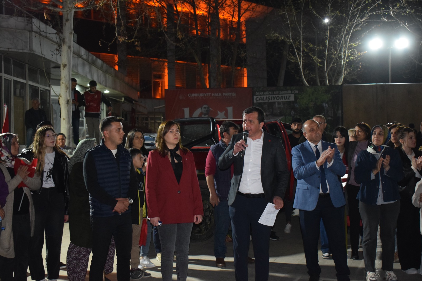 Sarı, konuşmasına şöyle devam etti; "Sarıgöl'ümüzün güzel insanları, hakkını aramak için bir araya gelen sizleri sevgiyle selamlıyorum. 23 Mart'ta dünya siyaset tarihine geçecek bir başarıya imza attık. Sadece iki gün önce. Bugün ne bir miting, ne de bir eylem yapıyoruz. Sadece seçme ve seçilme hakkımızı gasp etmeye çalışanlara karşı bir başkaldırı yapıyoruz. Artık ülkemizin çivisi çıkmış durumda. Duymuşsunuzdur, bugün bir gazeteci tutuklandı. Neden? Haber yaptığı için. Neymiş efendim, doktorlar yürümüş. Bu gazeteci arkadaşımız da bu yürüyüşü haber yapmış, bu yürüyüşten görüntüler paylaşmış. Bu yürüyüşte söylenenleri halkın duymasını sağlamış. Ve bu bir tutuklanma sebebi olmuş. Yazıklar olsun!