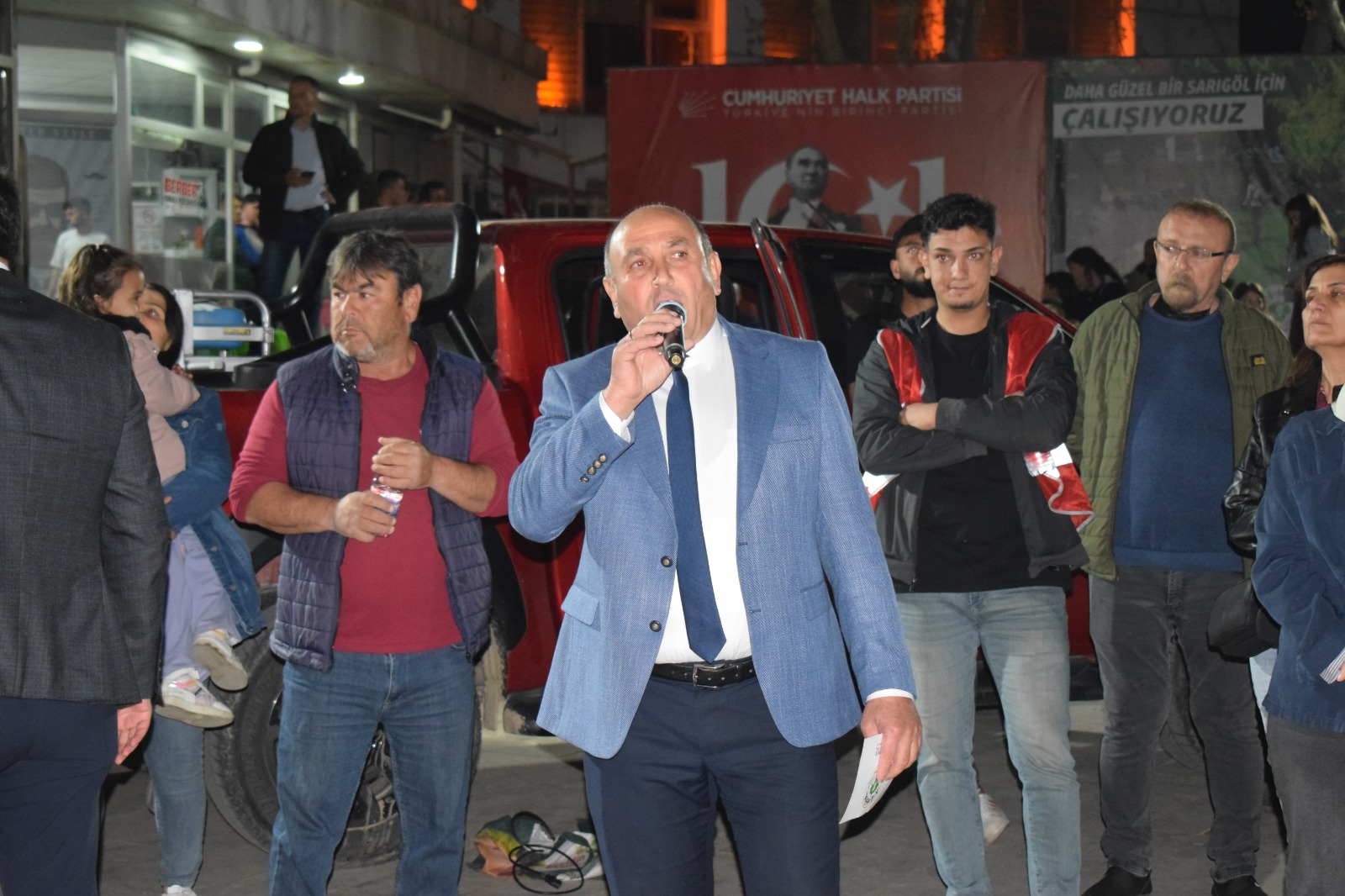 Sarıgöl Belediye Başkanı Tahsin Akdeniz ise konuşmasında, Mustafa Kemal Atatürk'ün gençliğe hitabesine atıfta bulunarak, "Ekrem İmamoğlu yalnız değildir. Her şey çok güzel olacak!" dedi.