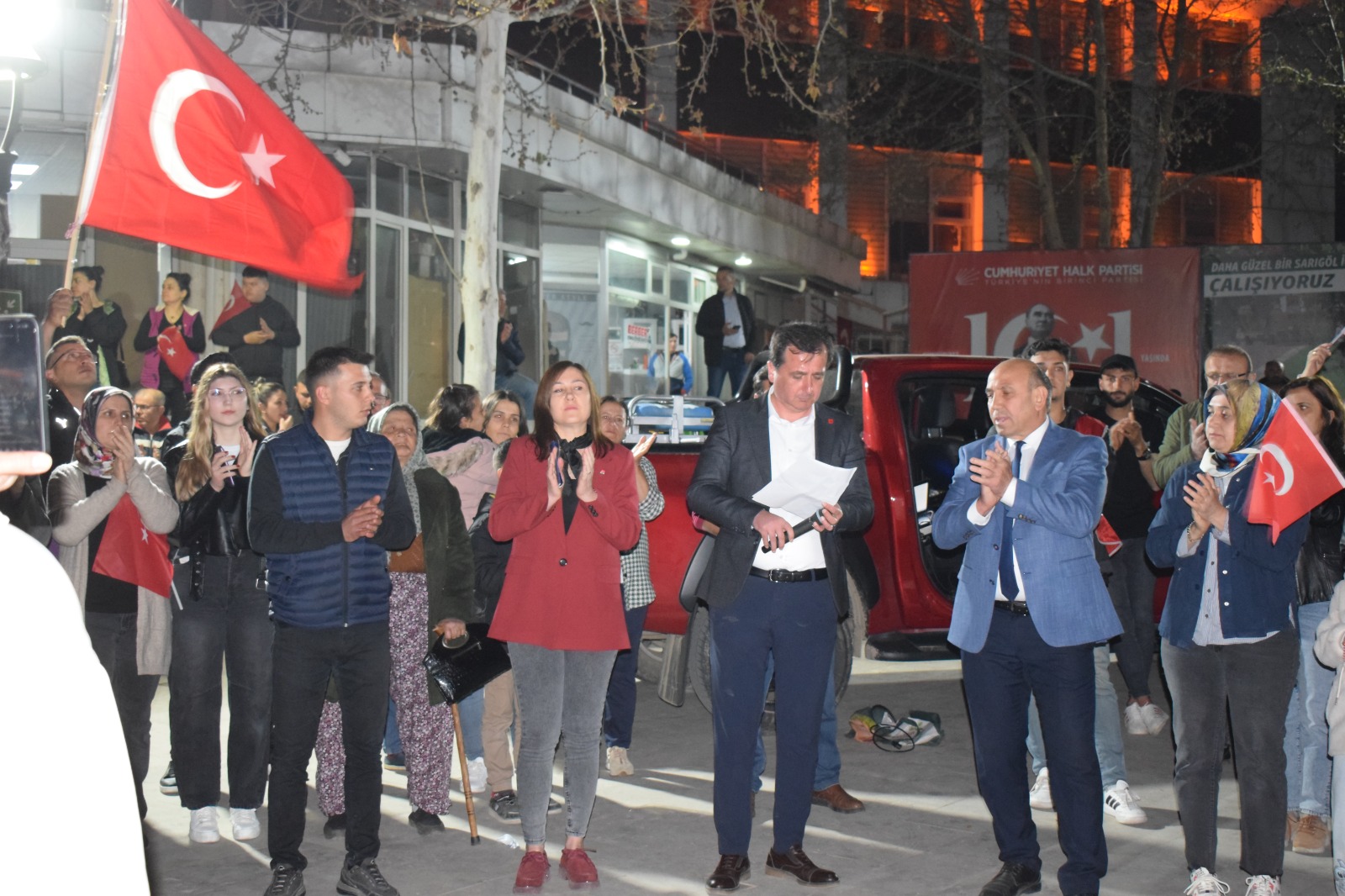 Seçilmişler, atanmışlar, gazeteciler, akademisyenler, gençler, emekliler, kadınlar, erkekler... Ne zaman tek bir kişinin işine gelmeyen bir şey söylemek istesek, yargı sopası hemen devreye giriyor. Peki biz bu dayatmaya karşı gelmeyecek miyiz? Korkacak mıyız? Sinecek miyiz?
 Artık buna dur demenin zamanı geldi. Hepiniz biliyorsunuz. 6 gündür İstanbul'da Saraçhane'de Genel Başkanımız Sayın Özgür Özel öncülüğünde sağcısı, solcusu, Sünnisi, Alevisi, Türkü, Kürdü hiçbir ayrım yapmaksızın, koşa koşa demokrasiye sahip çıkmak için, milli iradeye sahip çıkmak için, Cumhurbaşkanı adayımız Ekrem İmamoğlu'na sahip çıkmak için koşa koşa meydanlara gidiyor. Ancak, kendisine tarafsız, bağımsız medya diyenler, 6 gündür üst üste yüzbinlerin toplandığı bu meydanı maalesef göremiyorlar, duyamıyorlar. 
Bu saatten sonra bizi görmeyenleri biz de görmeyeceğiz. Peki ne yapacağız? Genel Başkanımızın da söylediği gibi, sadece televizyonlarını izlememekle bu iş olmuyor. O halde bu şaşalı ve zengin hayatlar yaşayan medya patronlarının yaptığı başka işler de var.