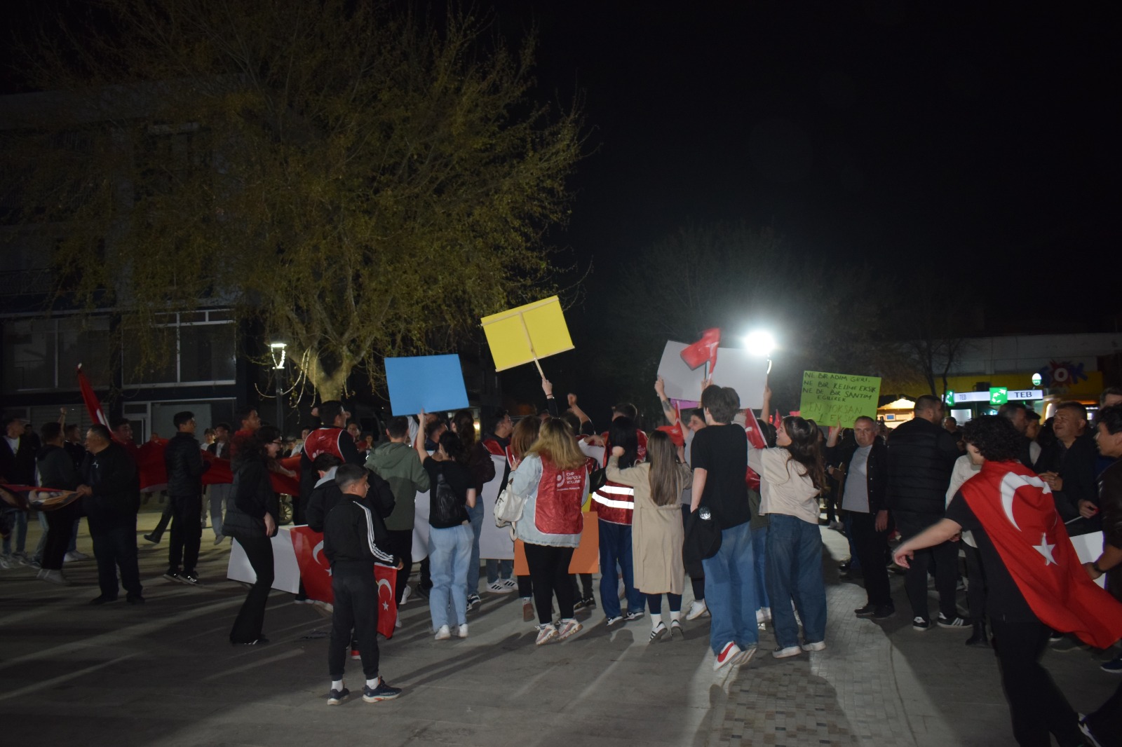 Yürüyüş boyunca türküler söyleyen ve marşlar okuyan vatandaşlar, hükümeti istifaya davet etti.