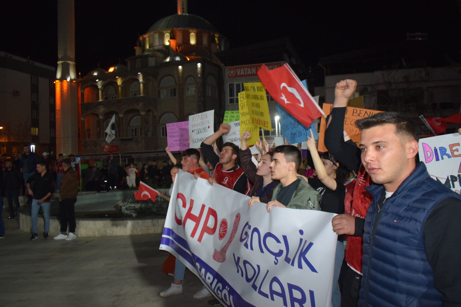 19 Mart 2025, bizim hepimizin cumhurbaşkanı adayımız Sayın Ekrem İmamoğlu başkanımıza aslı astarı olmayan iftiralarla mahkûm etmeye çalışıyorlar. Ama Ekrem İmamoğlu başkanım, sorulan her soruya, atılan her iftiraya bir tokat gibi cevap verdi. Ekrem İmamoğlu başkanım ne dedi? 'Ben yargı ve hukuktan korkmuyorum. Benim mahkememi TRT 1 canlı versin, tüm Türkiye, tüm dünya görsün. Ekrem İmamoğlu bir hata yapmış mı, Ekrem İmamoğlu bir kusur yapmış mı? Ben halkıma, ben ülkeme ihanet etmedim, etmeyeceğim,' dedi. Biz Ekrem başkanımızın sonuna kadar yanındayız. Bu sorun, bu tepki sadece Cumhuriyet Halk Partisi tepkisi değil, bu sorun memleket sorunu, bu sorun memleket davası... Sevgili AK Partili kardeşlerim, sevgili Milliyetçi Hareket Partili kardeşlerim, sevgili DEM Partili kardeşlerim, gelin birlik olalım, gelin el ele, kol kola, omuz omuza olalım. Yarın çok geç olacak. Hiçbirimizin can güvenliği yok, mal güvenliği yok. O yüzden ben diyorum ki, bu işin sağı solu yok, bu işin Türkü Kürdü yok. Bu işin Alevisi Sünnisi yok. Gelin yol yakınken birlik olalım diyorum. Ekrem başkanım yalnız değildir. Her şey çok güzel olacak!" dedi.